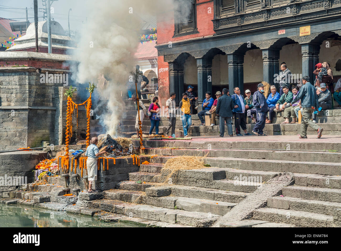 La crémation cérémonie au temple de Pashupatinath kathmandou dans Banque D'Images