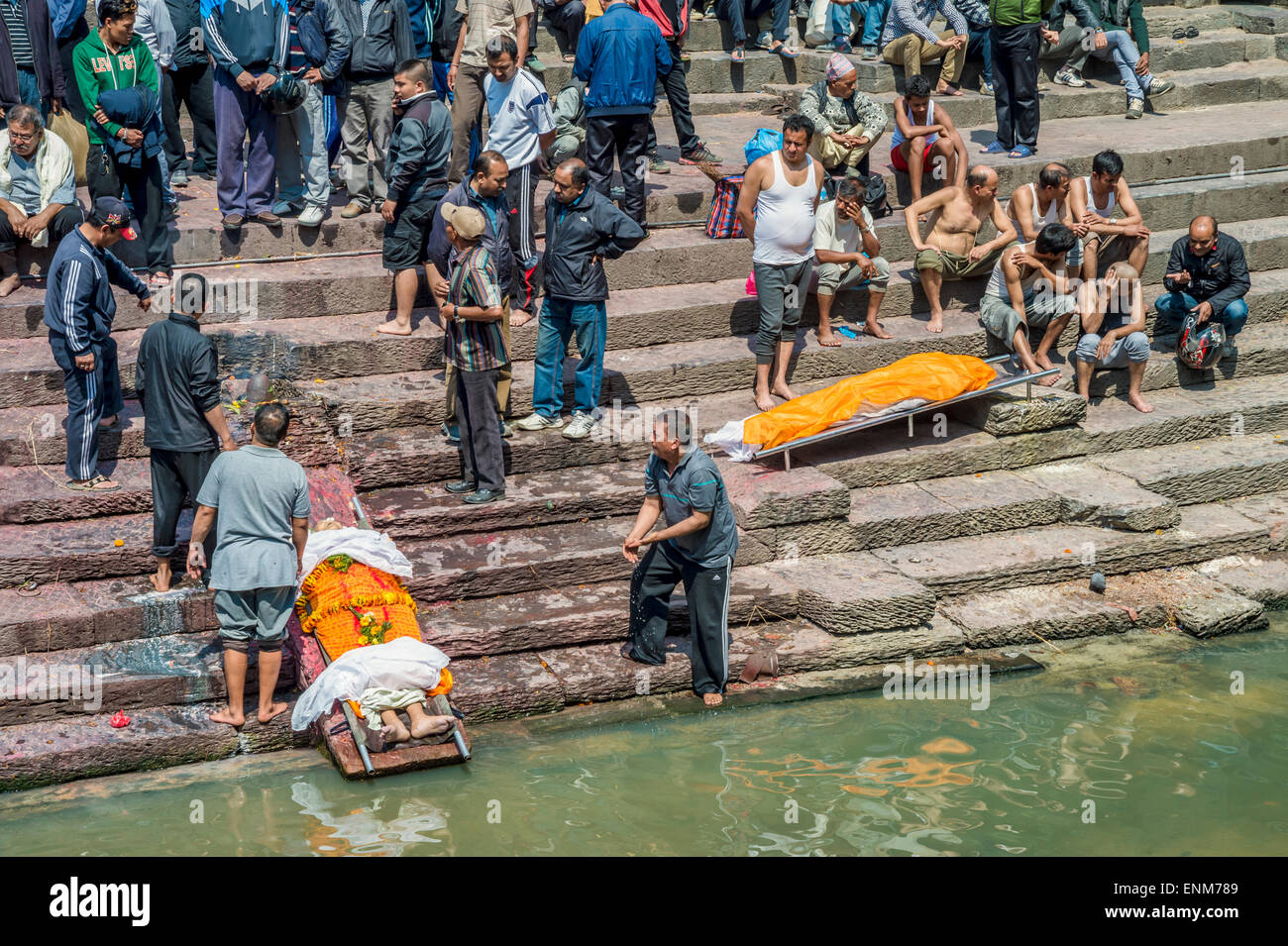 Temple de pashupatinath à Katmandou. un corps mort est lavé par la famille Banque D'Images