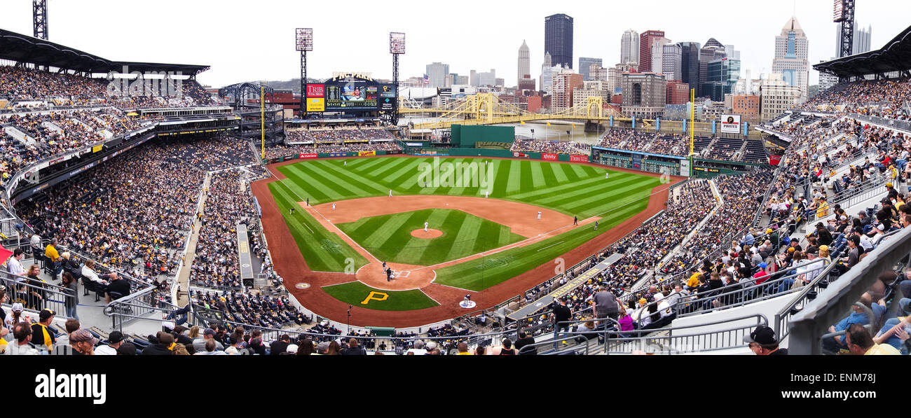 PNC Park baseball stadium à Pittsburgh, PA, accueil des Pirates de Pittsburgh, surplombe les toits de la ville et la rivière Allegheny. Banque D'Images