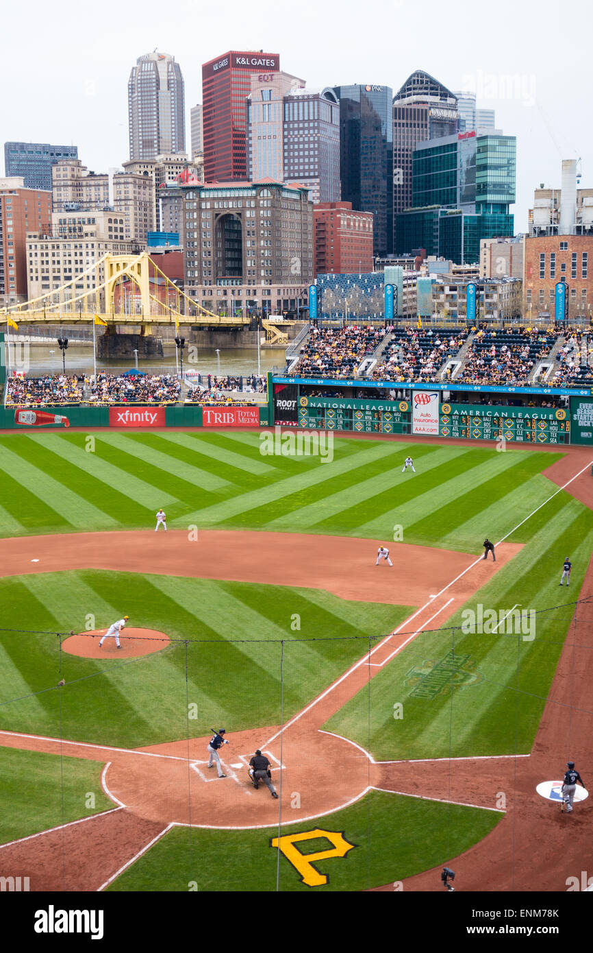 PNC Park baseball stadium à Pittsburgh, PA, accueil des Pirates de Pittsburgh, surplombe les toits de la ville et la rivière Allegheny. Banque D'Images