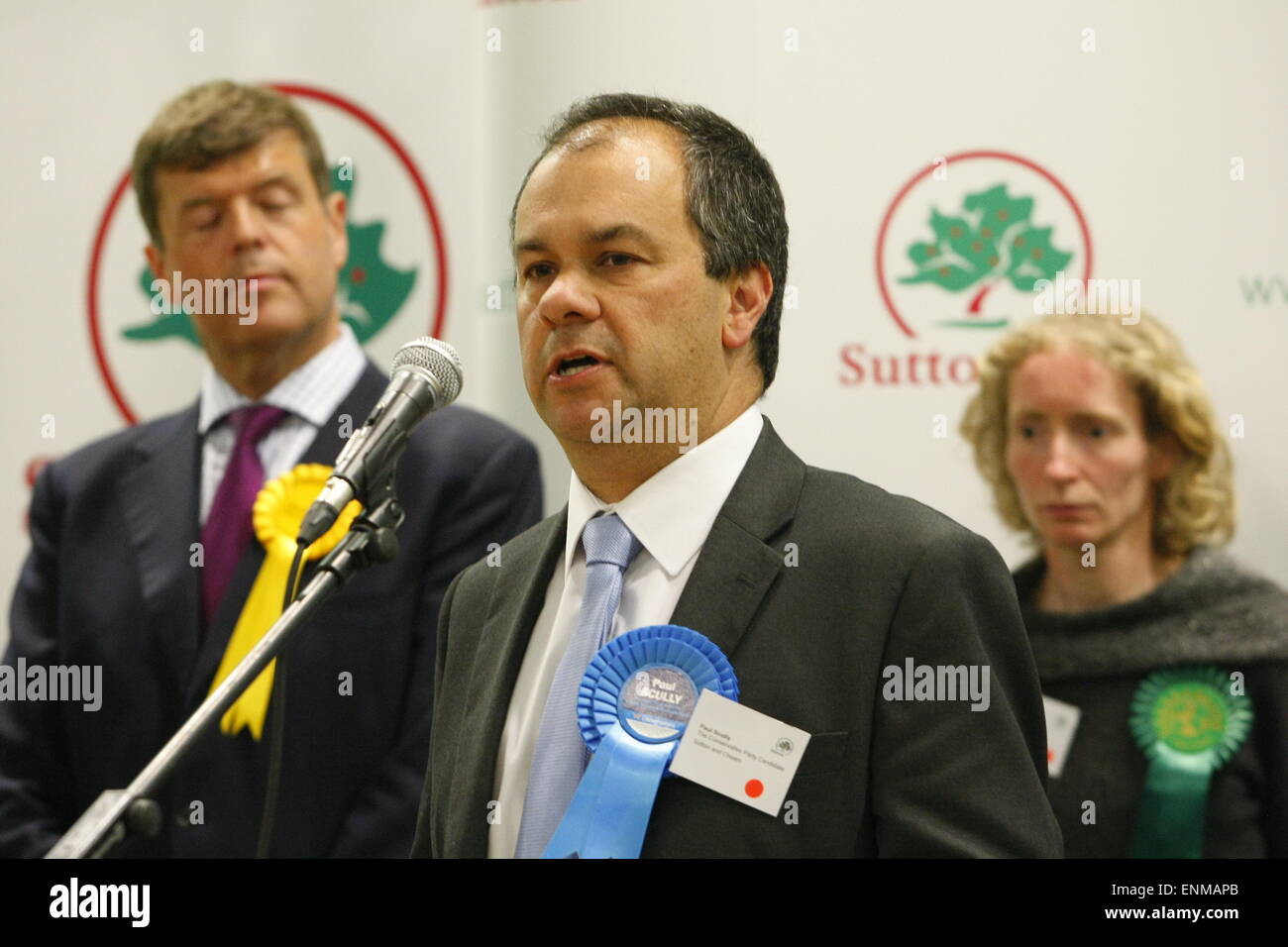 Carshalton, Surrey, UK. Le 08 mai, 2015. Paul Scully bat titulaire LibDem à Paul Burstow, Westcroft Leisure Centre, Carshalton, Surrey pour les circonscriptions de Sutton/crédit : Motofoto Cheam/Alamy Live News Banque D'Images