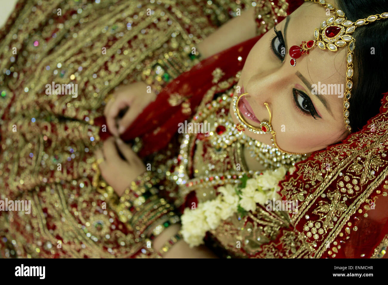 Une belle mariée indienne en vêtements traditionnels Banque D'Images