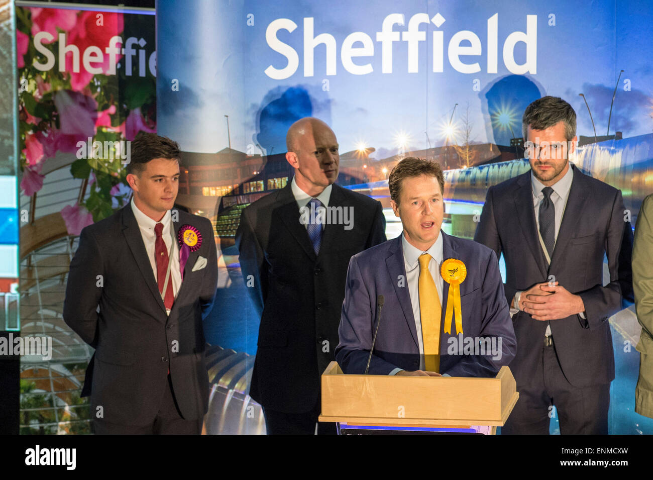 Sheffield, Royaume-Uni. 8 mai, 2015. Nick Clegg MP conserve son siège de Sheffield Hallam à l'English Institute of Sport à Sheffield. 8 mai 2015 Crédit : Mark Harvey/Alamy Live News Banque D'Images