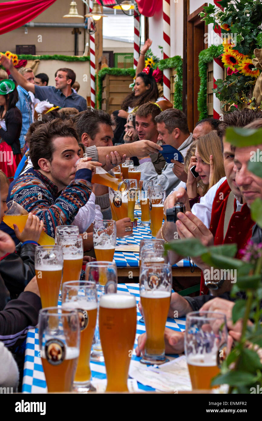 Table de jardin de la bière à l'Oktoberfest, Munich, Haute-bavière , l'Allemagne, de l'Europe. Banque D'Images