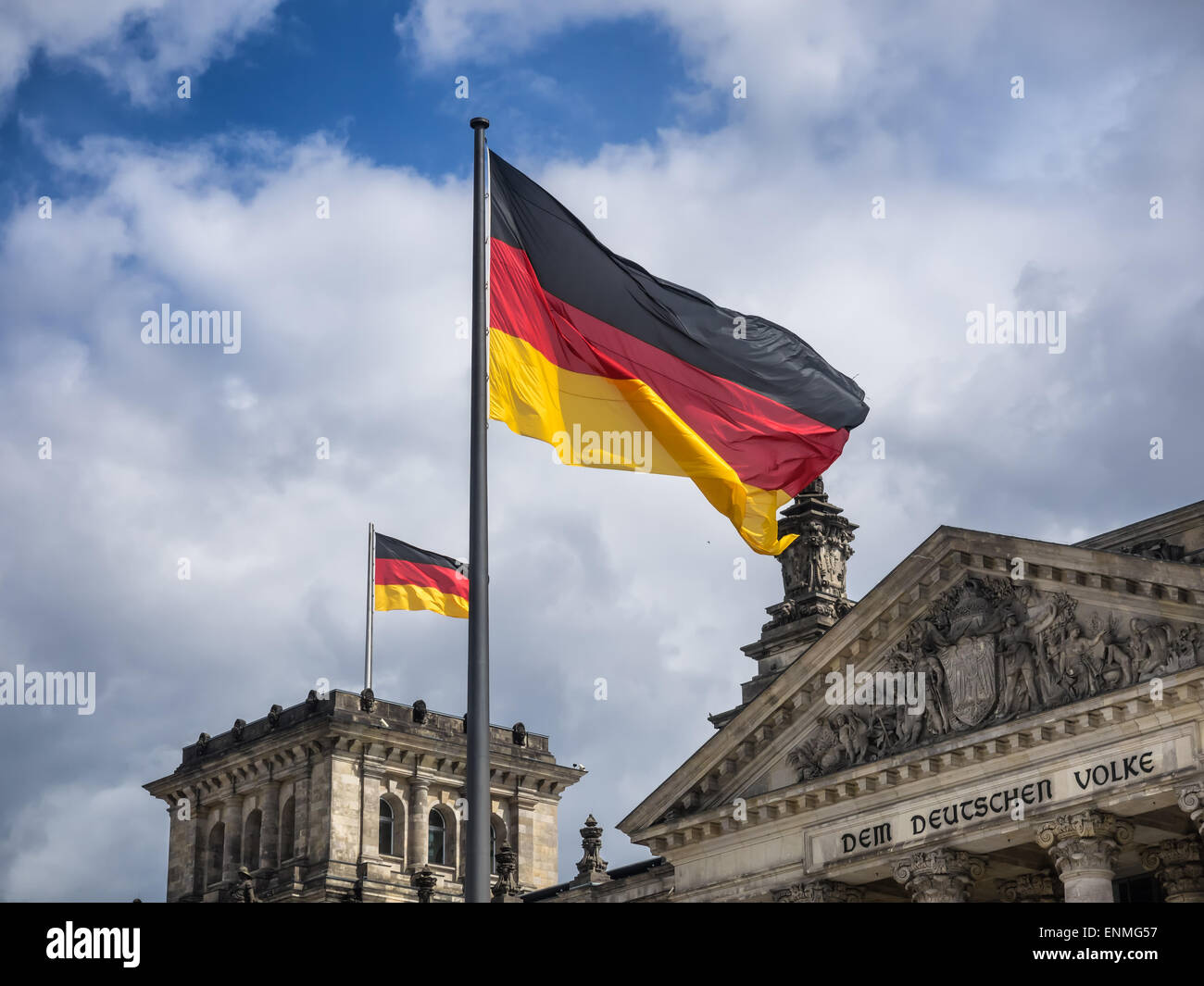 Drapeau allemand en face du parlement à Berlin, Allemagne Banque D'Images