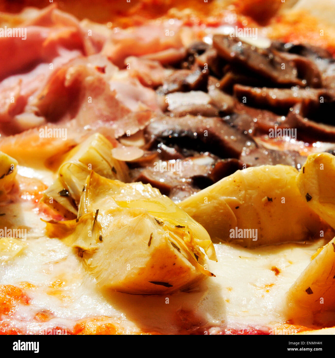 Libre de quatre saisons, pizza au jambon, artichauts, champignons et olives noires Banque D'Images