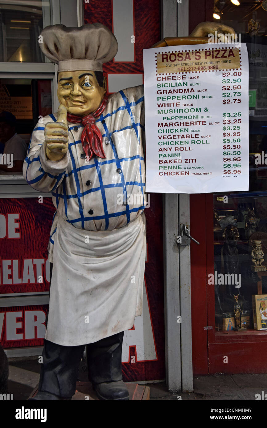 Statue d'un chef tenant un menu à l'extérieur d'une pizzeria sur West 14th Street à Manhattan, New York. Banque D'Images