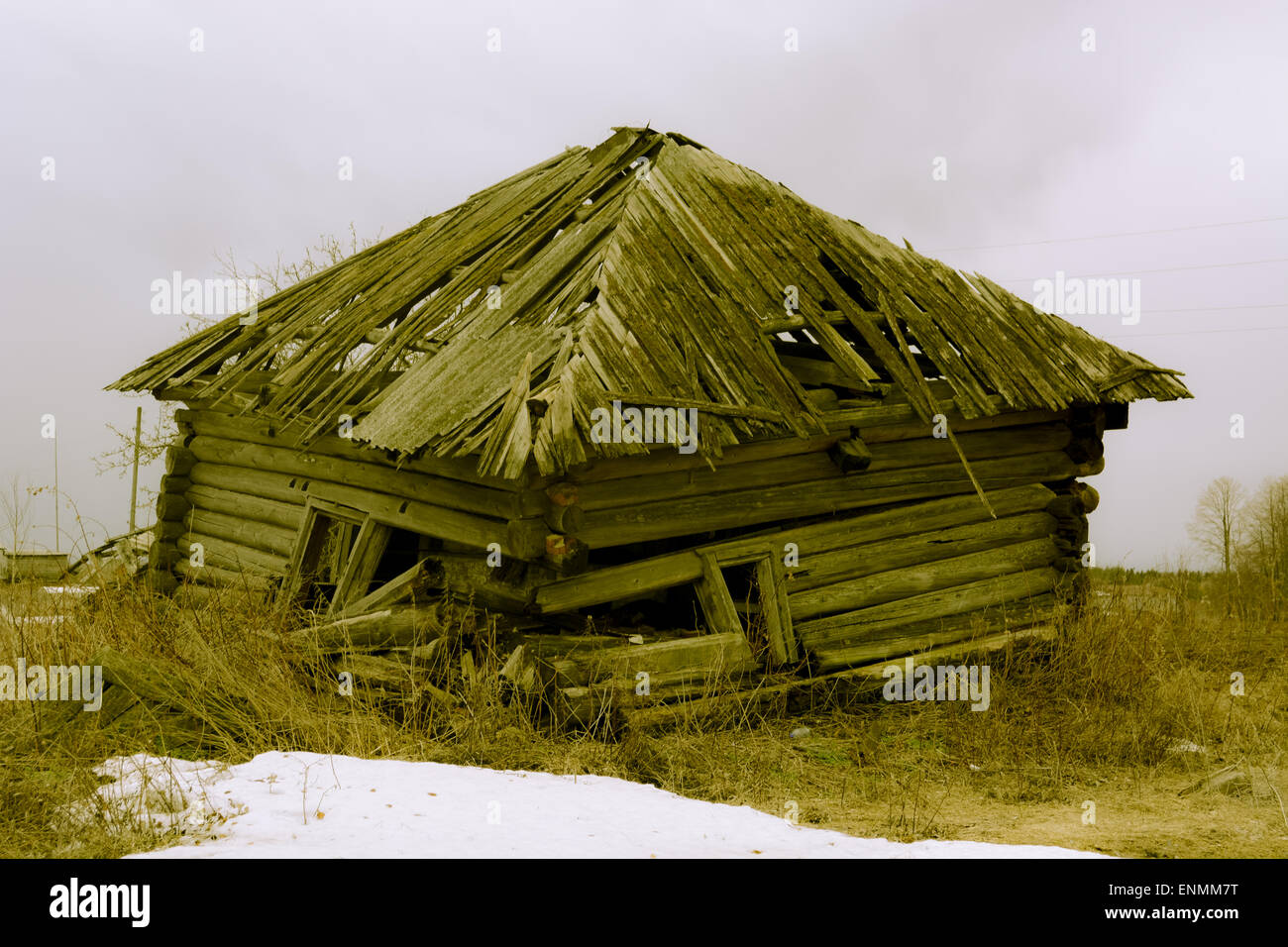 Maison en bois branlant sans un seul angle, mais encore avec le toit Banque D'Images