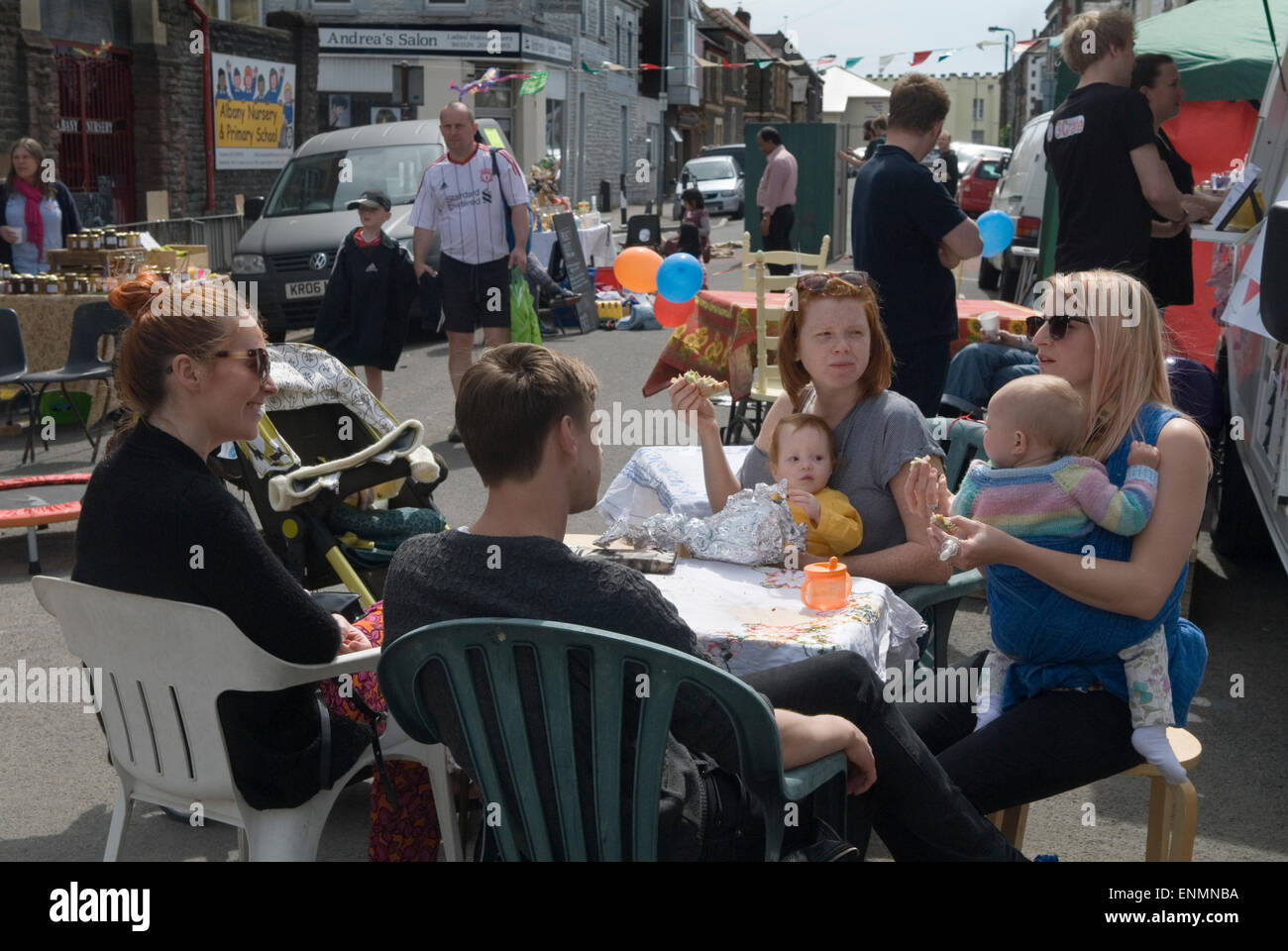 Événement communautaire de quartier. Jeunes femmes, mères avec leurs bébés bavardant assis à Made in Spring Roath, un quartier, festival de rue annuel. Roath Cardiff, pays de Galles années 2014 2010 Royaume-Uni HOMER SYKES Banque D'Images