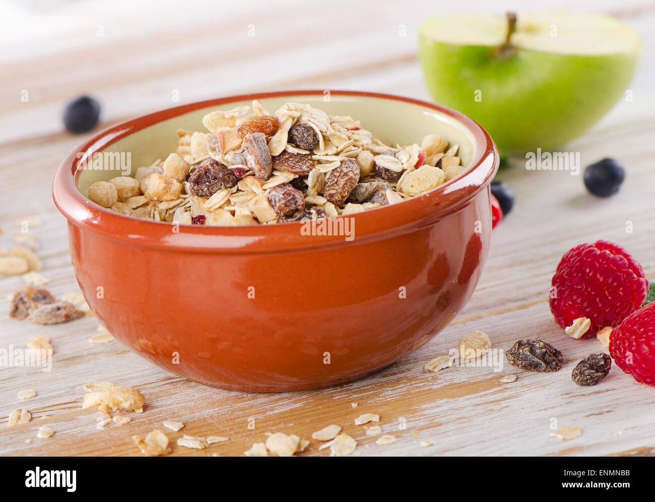 Petit-déjeuner Muesli sain dans une cuvette d'argile . Selective focus Banque D'Images