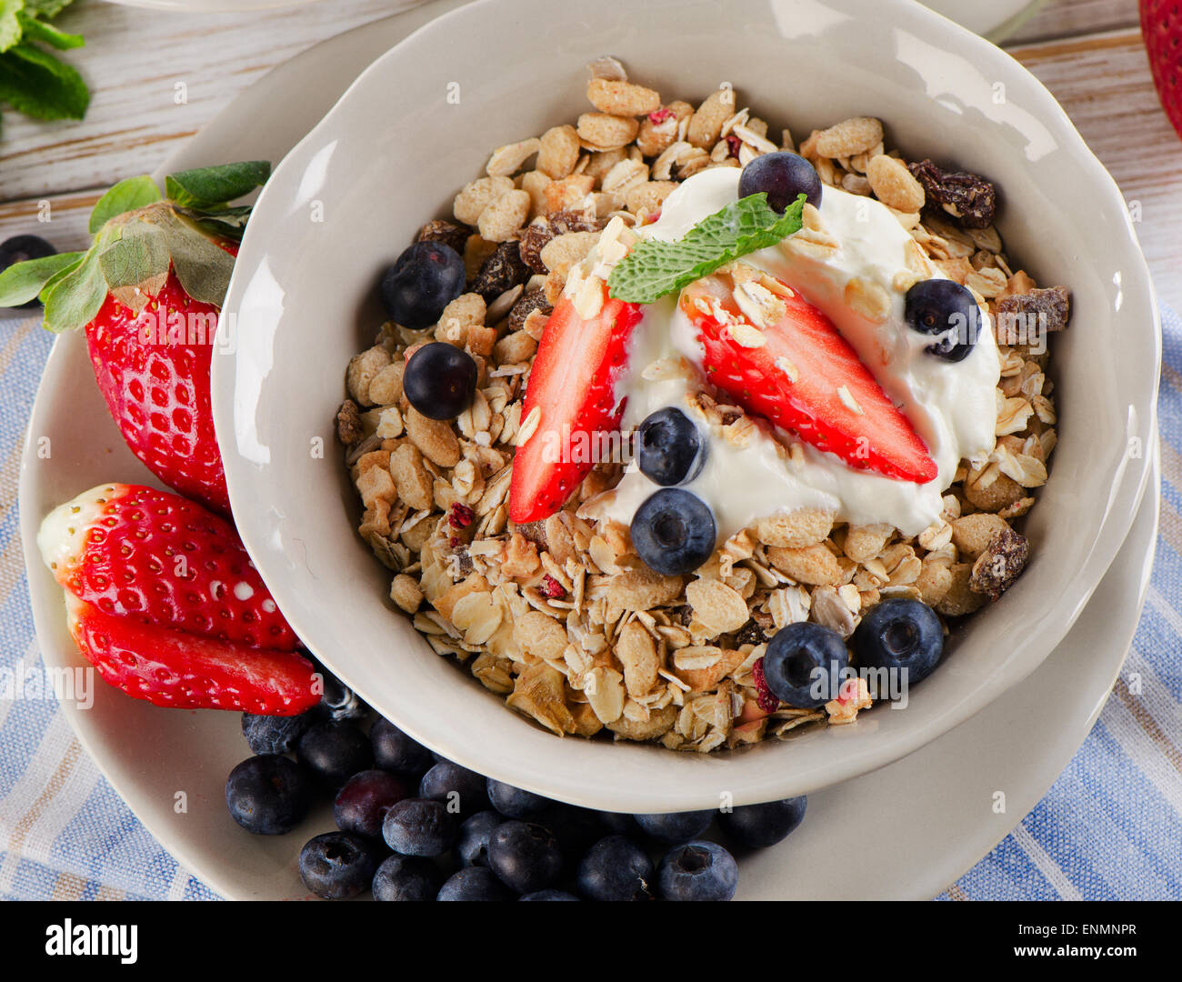Petit déjeuner - petits fruits, yaourt et muesli. Selective focus Banque D'Images