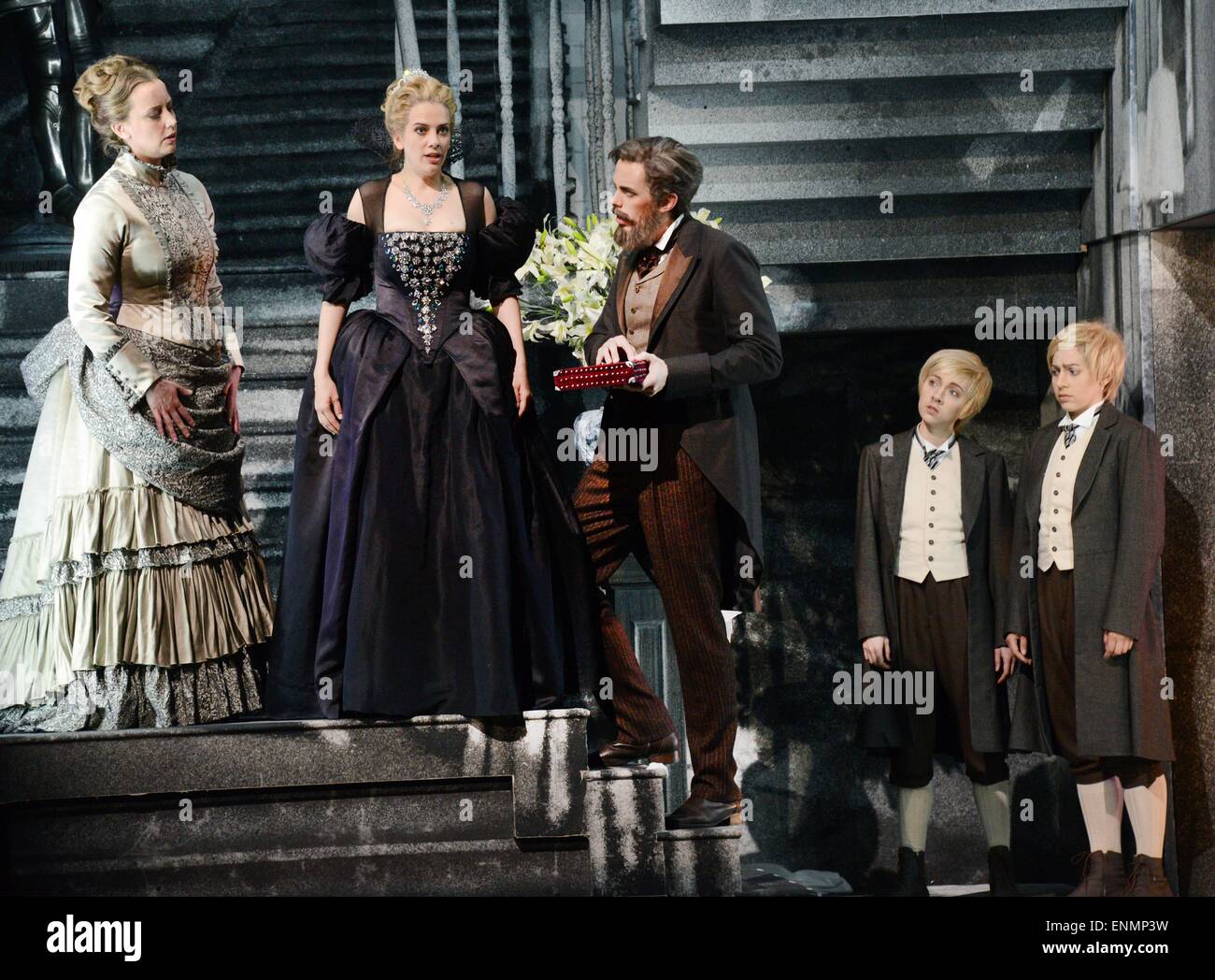 Chanteurs d'opéra Jean Broekhuizen (Mme. Otis), Jennifer Porto (Virginie), Jonathan Michie (Hiram Otis) et Denise Wernly et Rachel Marie Hauge (jumeaux) sur scène lors d'une répétition générale de la 'Canterville Ghost" à l'opéra de Leipzig, Allemagne le 06 mai. L'opéra a été conçu par nous compositeur contemporain Gordon Getty et est basé sur le roman de Oscar Wild. L'opéra, réalisé par Anthony Pilavachi, sera effectuée le 09 mai. Photo : Waltraud Grubitzsch/dpa Banque D'Images