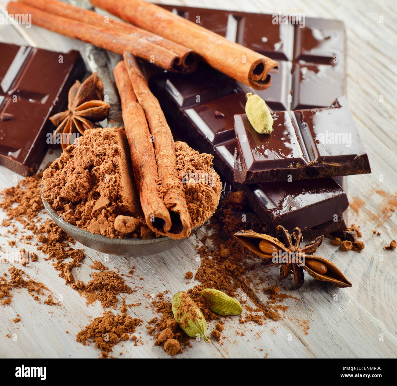 Broken barre de chocolat et le cacao en poudre sur une planche de bois. Selective focus Banque D'Images