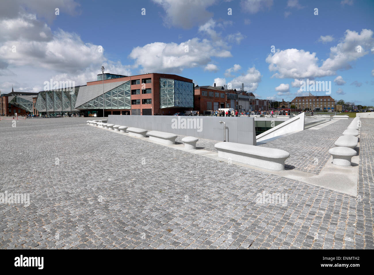 Le Musée Maritime danois souterrain à côté de la Cour de la Culture à Elseneur / Helsingør, au Danemark. Signal de bollards un code Morse autour de Maritime Museum Banque D'Images