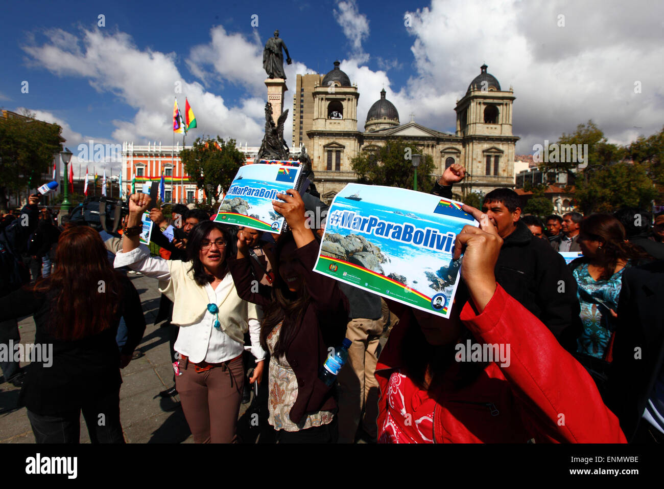 La Paz, Bolivie, le 8 mai 2015. Les boliviens chant 'Mar para Bolivie' / 'Sea pour la Bolivie' et maintenez des bannières avec le hashtag # MarParaBolivia (mer de la Bolivie) à la fin de la présentation finale à la Cour internationale de Justice de La Haye, qui avait été montré en direct sur un écran géant dans la région de Plaza Murillo. Les premières audiences de la Bolivie en cas récupérer l'accès à l'océan Pacifique contre le Chili ont eu lieu dans la CIJ cette semaine, les audiences ont été de débattre de l'opposition chilienne que la cour n'a pas la compétence pour juger l'affaire. Credit : James Brunker / Alamy Live N Banque D'Images