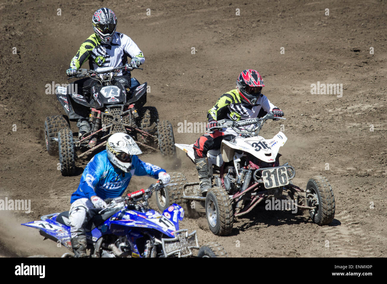 Quad Racers- Monster Jam 2013 Salinas CA.-un groupe de quad racers course vers le dernier virage Banque D'Images Quad Racers- Monster Jam 2013 Salinas CA.-un groupe de quad racers course vers le dernier virage Banque D'Images