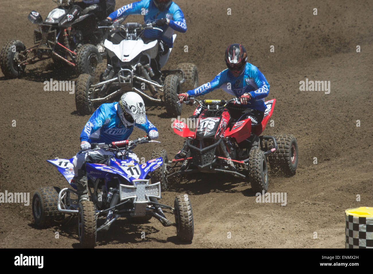 Quad Racers- Monster Jam 2013 Salinas CA.-un groupe de quad racers course vers le dernier virage Banque D'Images Quad Racers- Monster Jam 2013 Salinas CA.-un groupe de quad racers course vers le dernier virage Banque D'Images