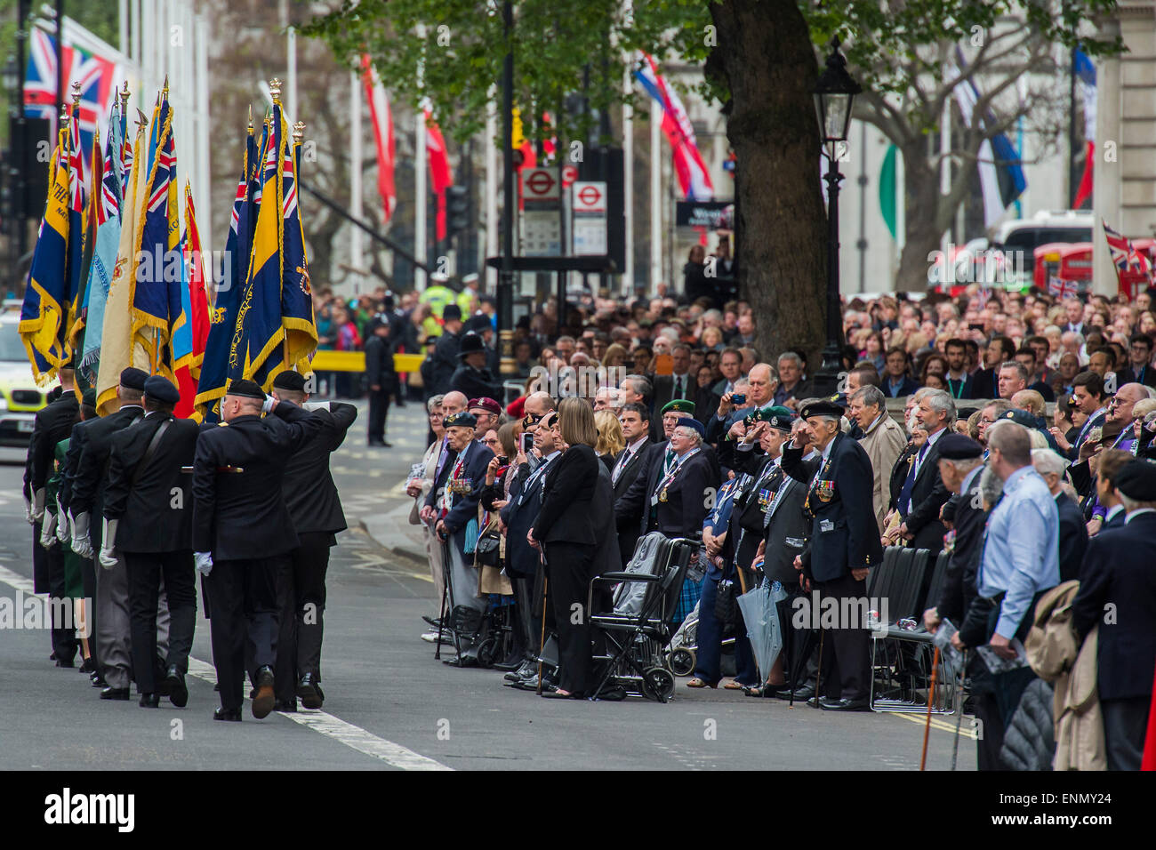 Londres, Royaume-Uni. 8 mai, 2015. Porte-drapeaux de la Légion britannique mars au large et sont saluteed par anciens combattants après le service commémoratif à Whitehall. Le jour de la victoire en 70 commémorations - trois jours de manifestations à Londres et à travers le Royaume-Uni marquant anniversaire historique de fin de la Seconde Guerre mondiale en Europe. Crédit : Guy Bell/Alamy Live News Banque D'Images