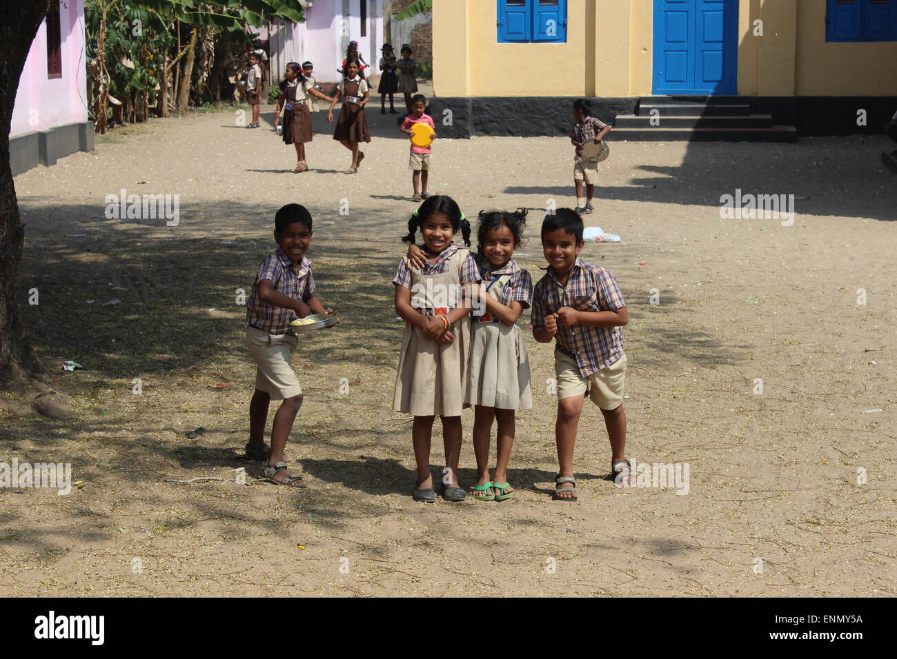 Les enfants dans une aire d'une école sur l'île de Vypeen. Banque D'Images