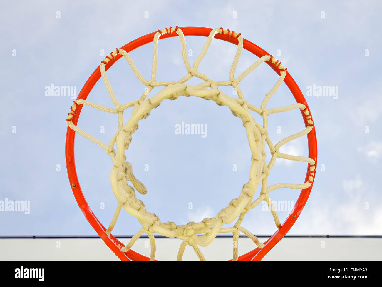 Libre d'une orange panier de basket-ball sur le terrain de sport Banque D'Images