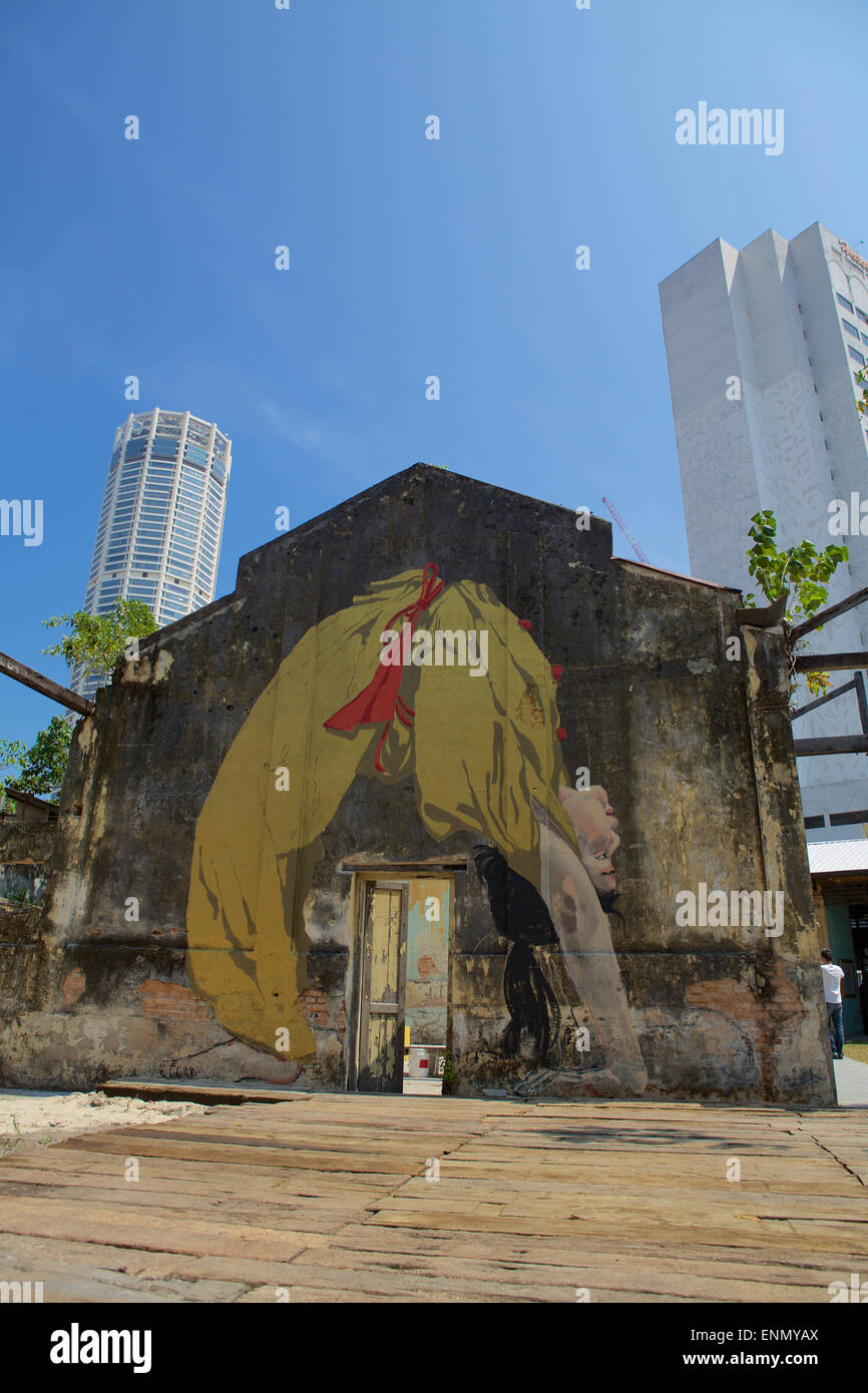 En quatre. Grand street art à Penang Malaisie d'un art martial personnage penché au-dessus d'une porte sur un bâtiment abandonné. Banque D'Images