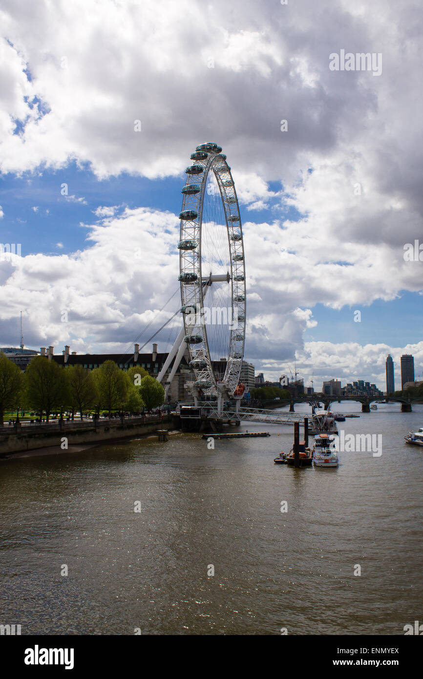 London Eye, un célèbre roue dans les bords de Tamise. Ciel bleu avec des nuages. Banque D'Images