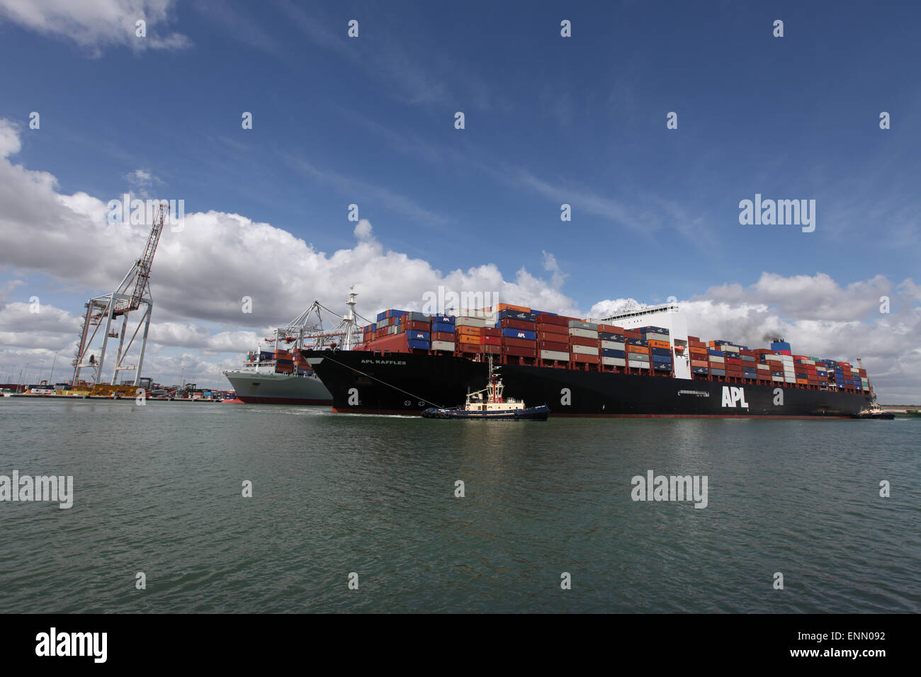 Porte-conteneurs APL Raffles, représenté à Southampton docks du port de conteneurs Banque D'Images