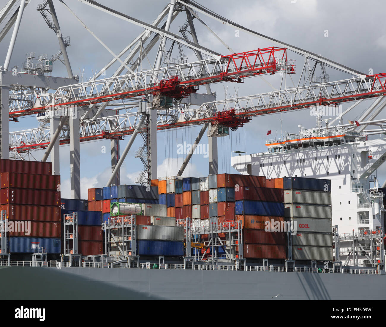 Porte-conteneurs OOCL Singapour photographié à Southampton docks du port de conteneurs Banque D'Images