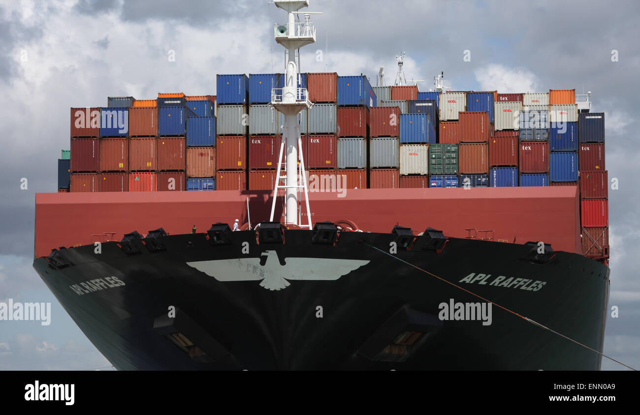 Porte-conteneurs APL Raffles, représenté à Southampton docks du port de conteneurs Banque D'Images