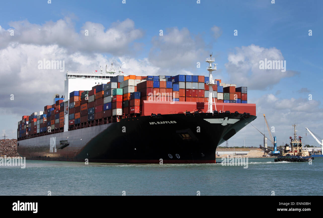 Porte-conteneurs APL Raffles, représenté à Southampton docks du port de conteneurs Banque D'Images