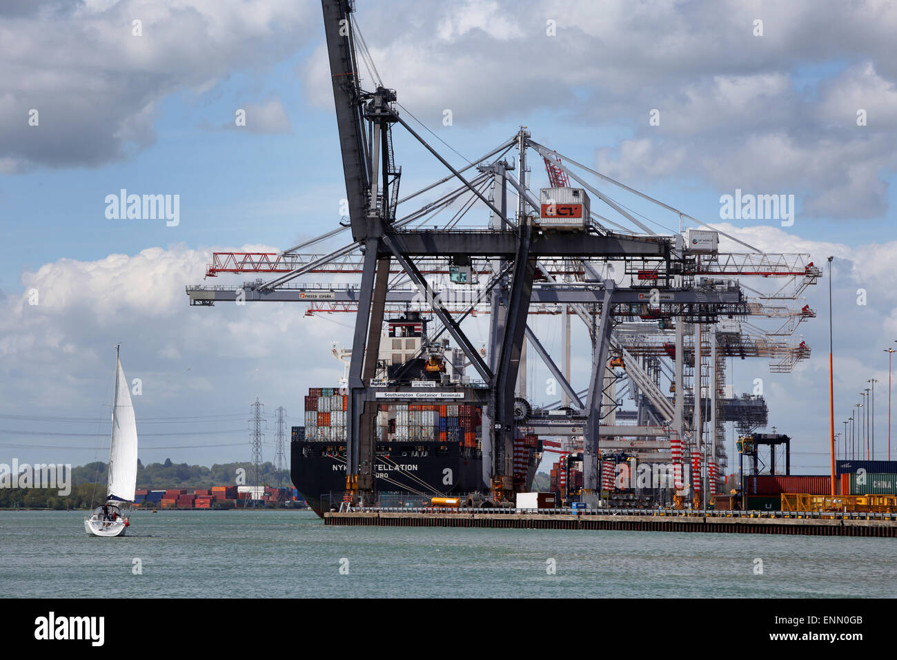 Porte-conteneurs NKY, représenté à la constellation des quais de Southampton Container Port DP World Banque D'Images