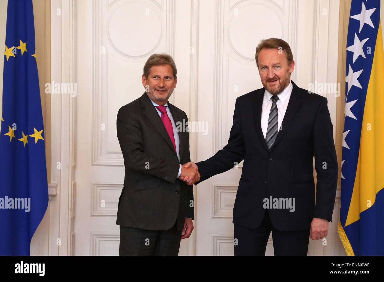 Sarajevo, Bosnie-Herzégovine. 8 mai, 2015. Membre de la présidence de la Bosnie-Herzégovine (BiH) Bakir Izetbegovic (R) se félicite de la visite de commissaire européen à l'élargissement et politique de voisinage Johannes Hahn(L) à Sarajevo, Bosnie-Herzégovine, le 8 mai 2015. Au cours de la visite, le commissaire a rencontré des dirigeants de la Bosnie-Herzégovine à discuter de réformes et le processus d'intégration de l'UE du pays. © Haris Memija/Xinhua/Alamy Live News Banque D'Images