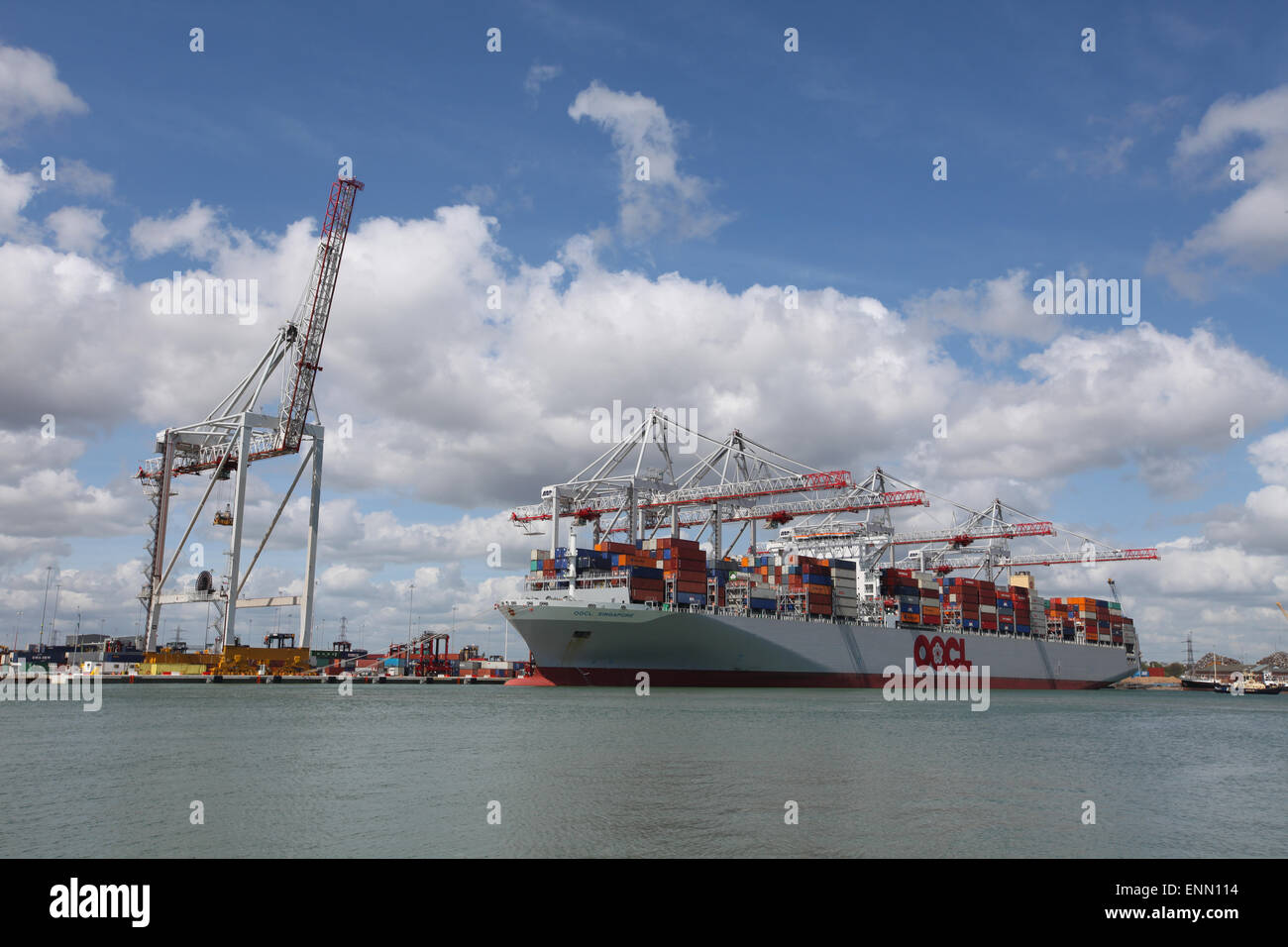 Porte-conteneurs OOCL Singapour photographié à Southampton docks du port de conteneurs Banque D'Images