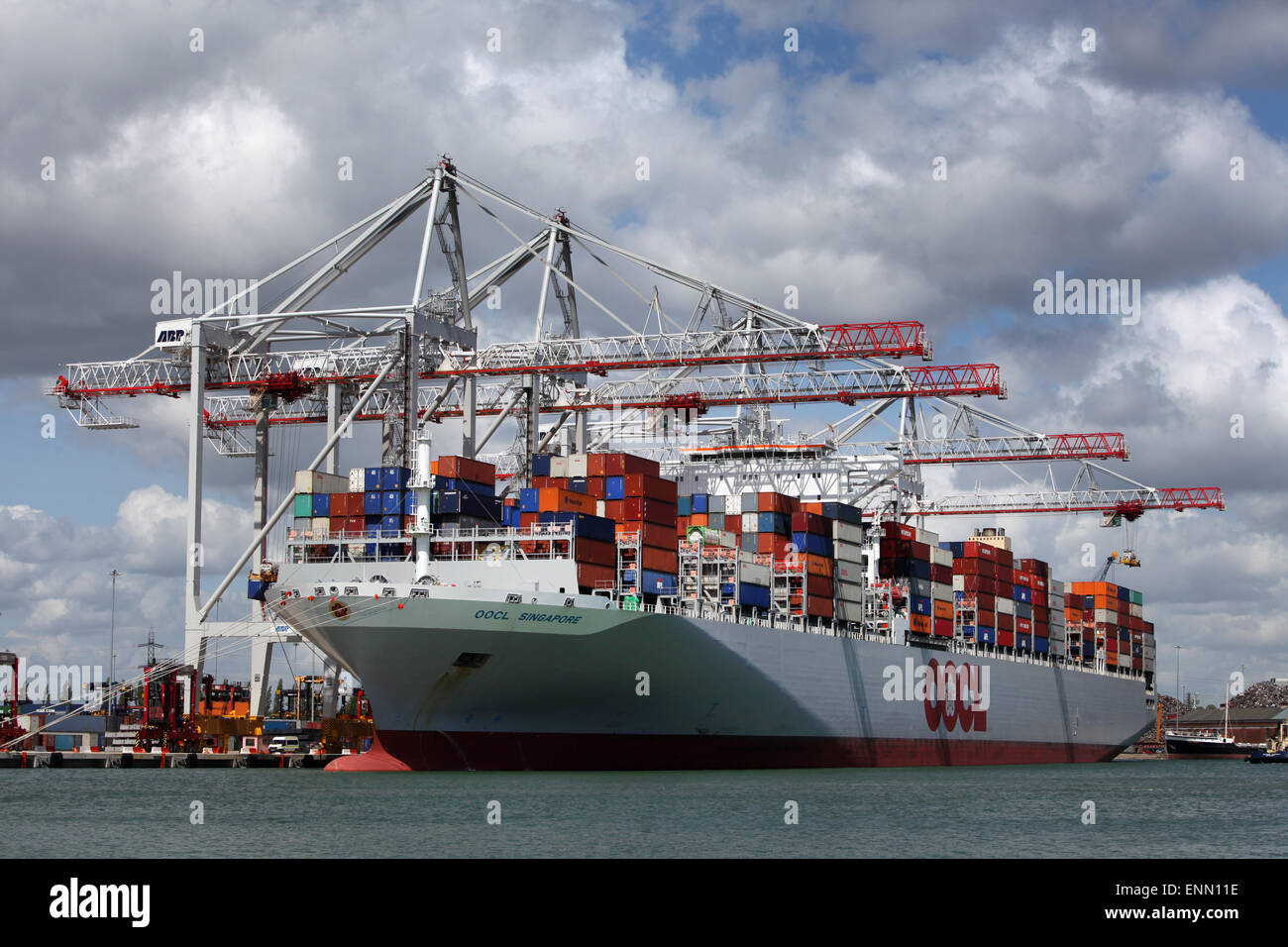 Porte-conteneurs OOCL Singapour photographié à Southampton docks du port de conteneurs Banque D'Images