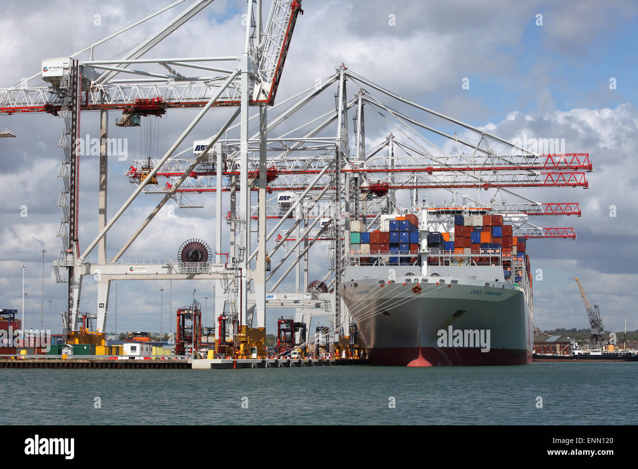 Porte-conteneurs OOCL Singapour photographié à Southampton docks du port de conteneurs Banque D'Images