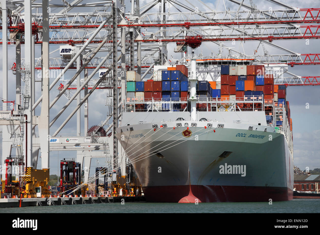 Porte-conteneurs OOCL Singapour photographié à Southampton docks du port de conteneurs Banque D'Images