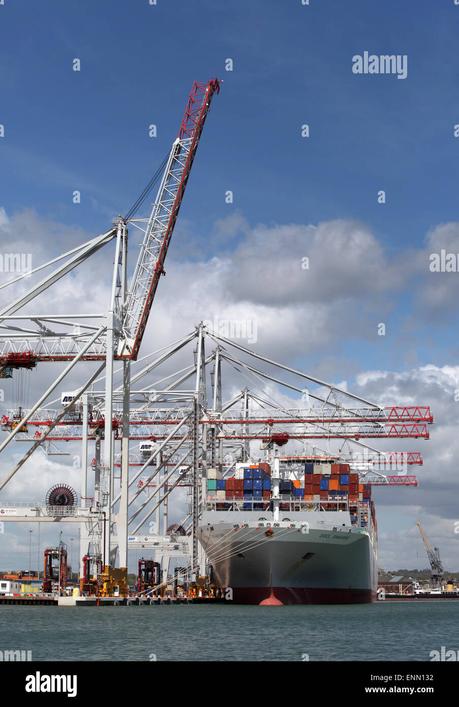Porte-conteneurs OOCL Singapour photographié à Southampton docks du port de conteneurs Banque D'Images
