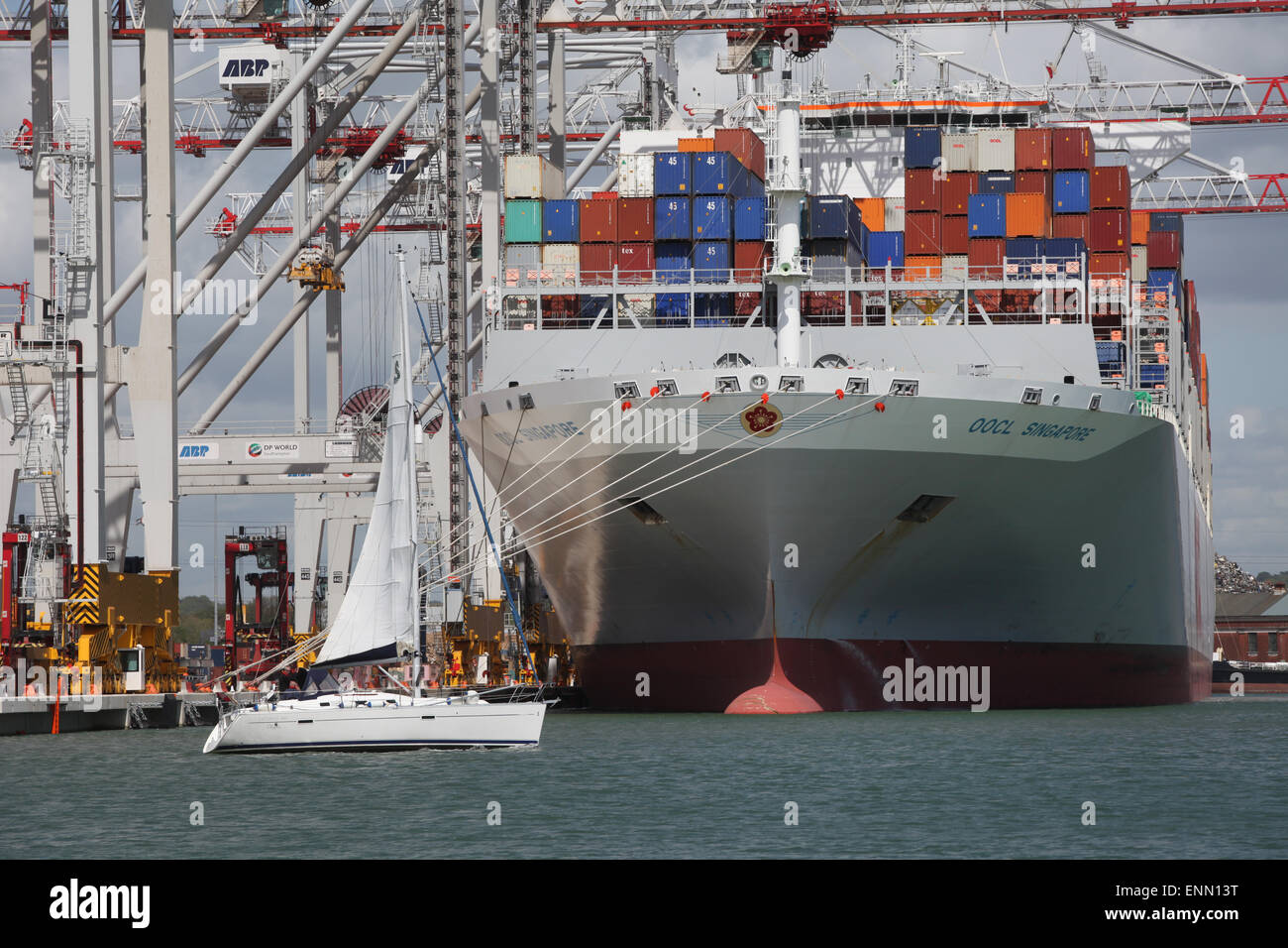 Porte-conteneurs OOCL Singapour photographié à Southampton docks du port de conteneurs Banque D'Images