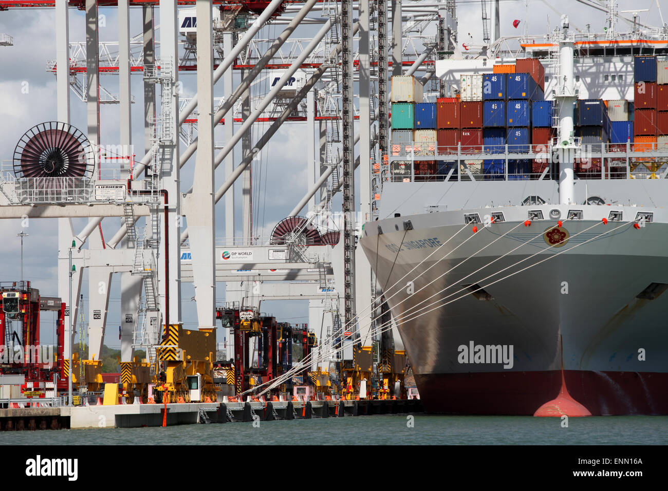 Porte-conteneurs OOCL Singapour photographié à Southampton docks du port de conteneurs Banque D'Images