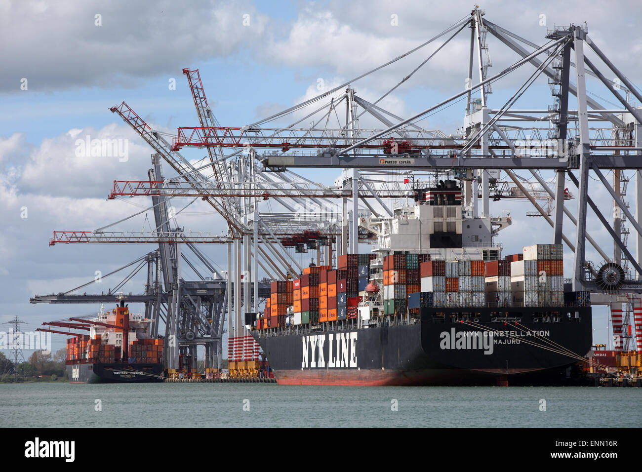 Porte-conteneurs NKY, représenté à la constellation des quais de Southampton Container Port DP World Banque D'Images