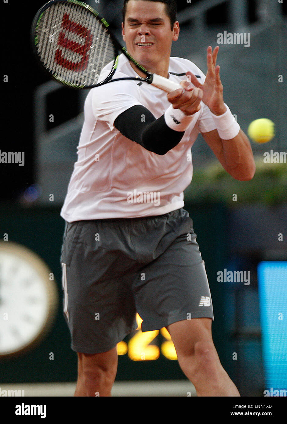 Madrid, Espagne. 8 mai, 2015. Milos Raonic en action contre Andy Murray dans l'Open de tennis de Madrid. Credit : Jimmy Whhittee/Alamy Live News Banque D'Images