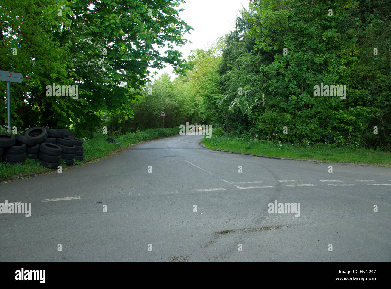 Les pneus et les déchets de jardin dans les ruelles de Buckinghamshire Banque D'Images