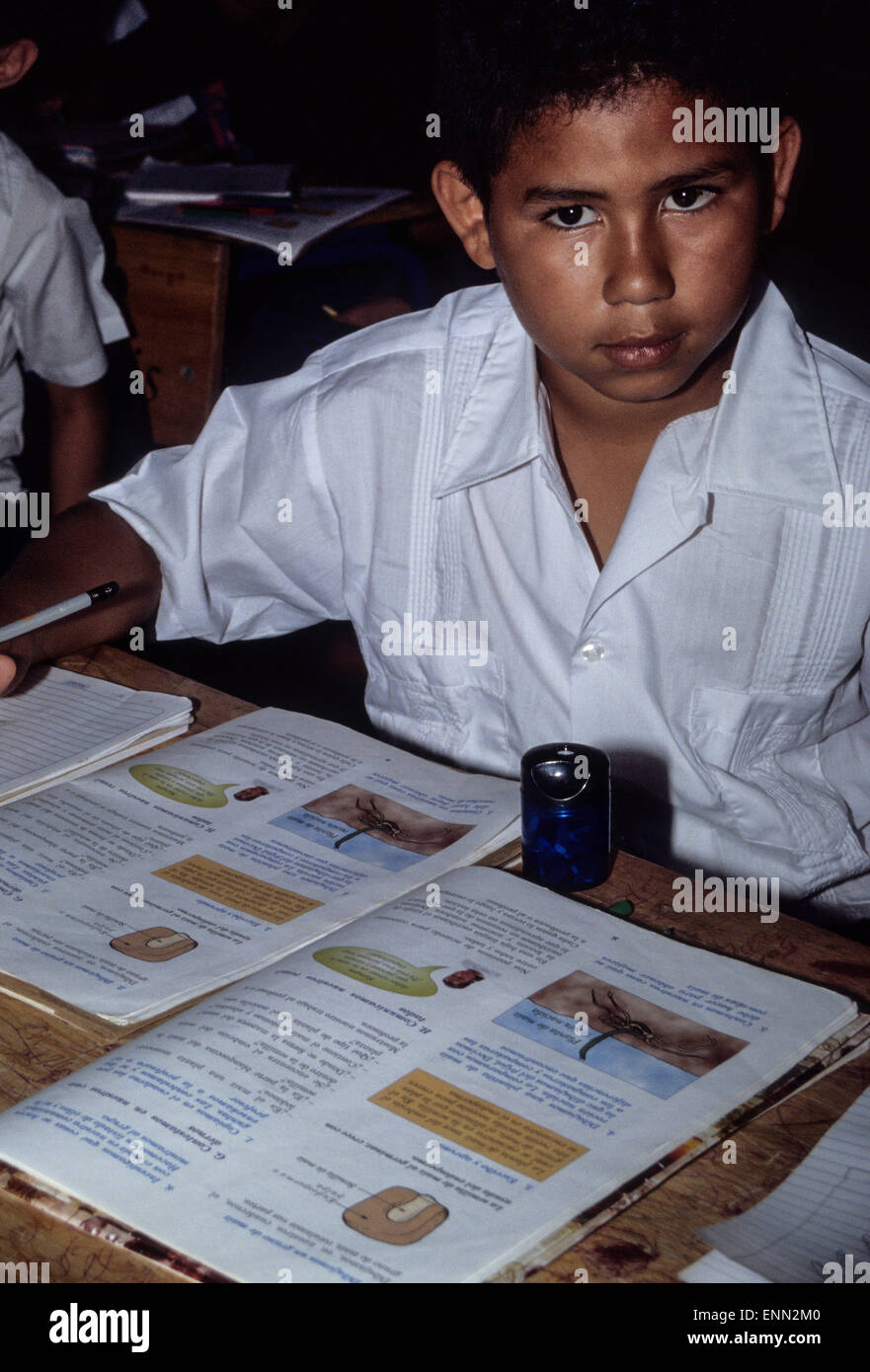 Le Honduras, El Naranjal. Jeune garçon de cinquième année. Banque D'Images