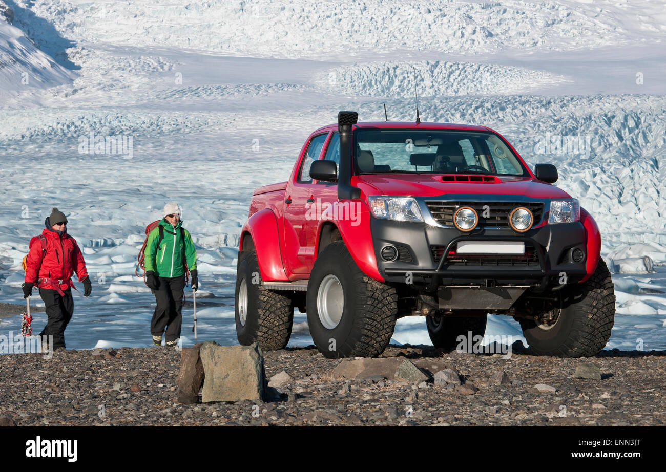 2 grimpeurs randonnées retour à la catégorie "islandais superjeep SUV / 4x4 / pick up truck Banque D'Images