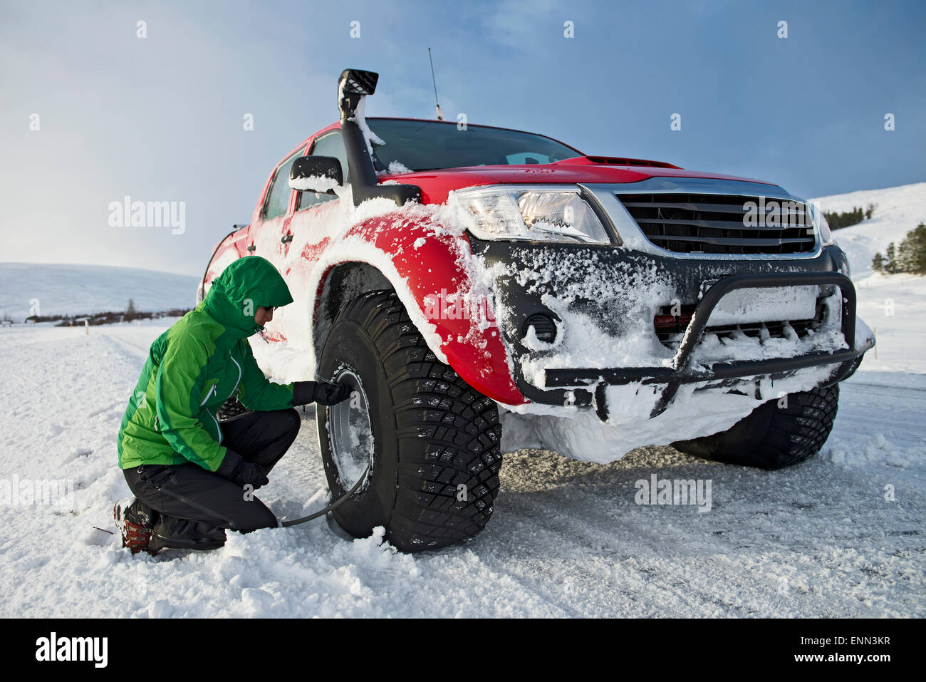 De regonfler les pneus d'un 4x4 pick up truck close à Laugar en Islande du nord Banque D'Images