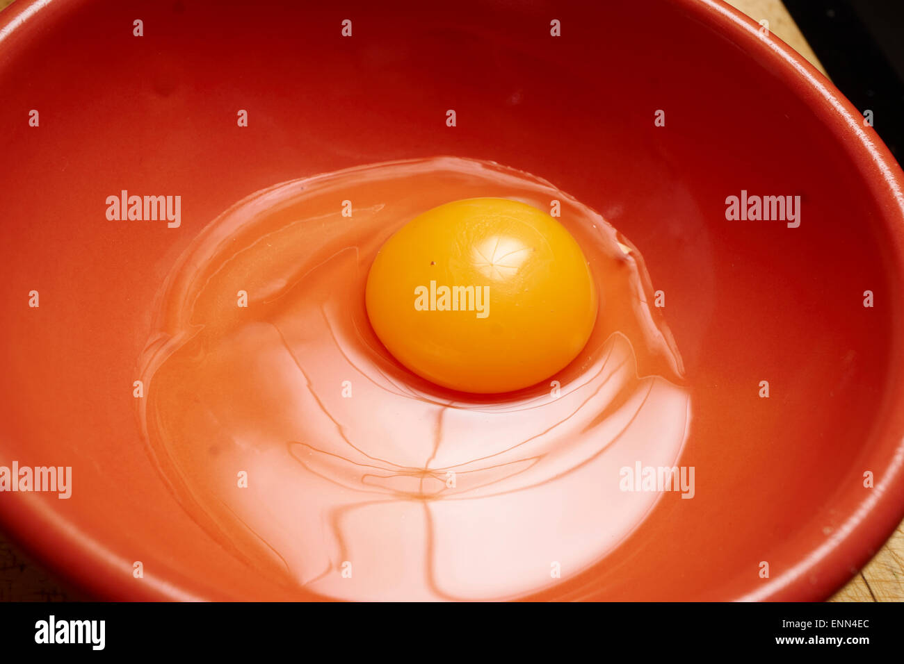 Bol d'oeufs crus Banque D'Images