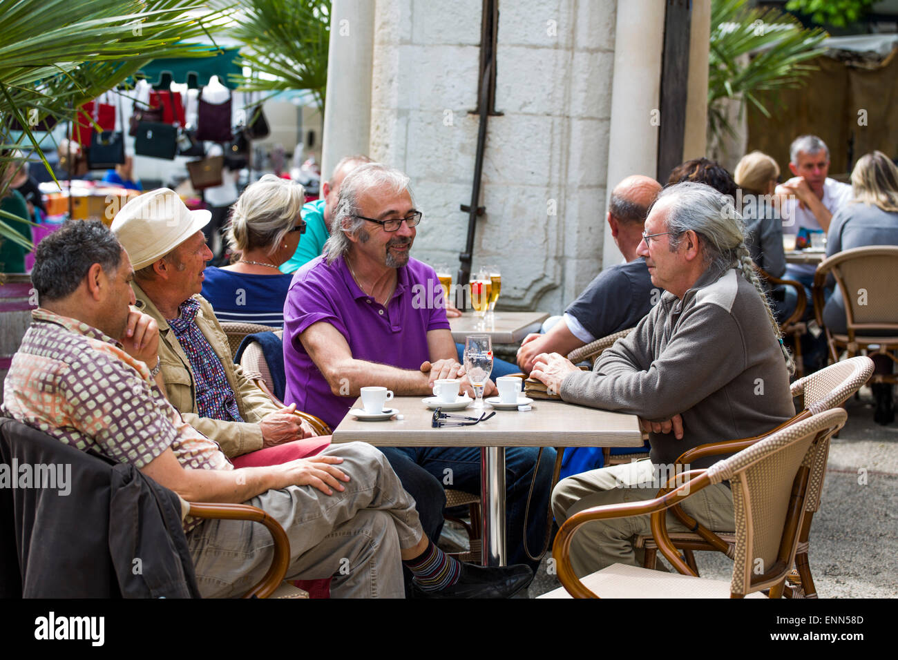 Les hommes d'avoir une conversation et une boisson au marché du dimanche de Montcuq au café local Banque D'Images