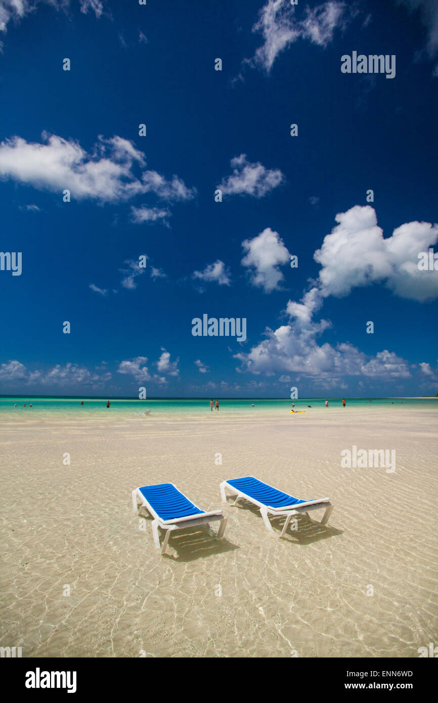 Deux chaises de plage vide dans l'eau jusqu'aux chevilles font face à l'océan de Cayo Coco, Cuba. Banque D'Images