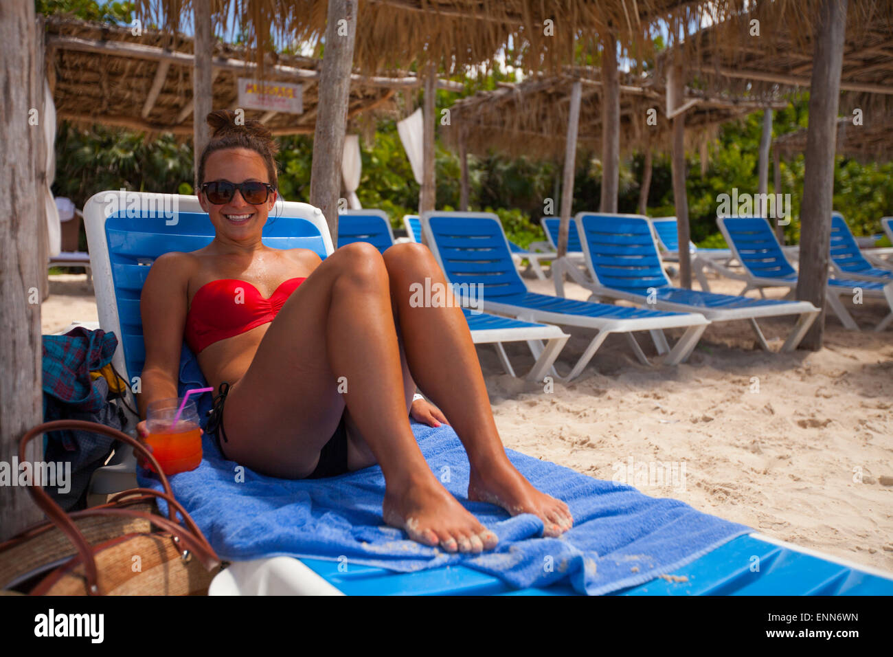 Une jeune femme se détend à la plage en vacances à Cayo Coco, Cuba. Banque D'Images