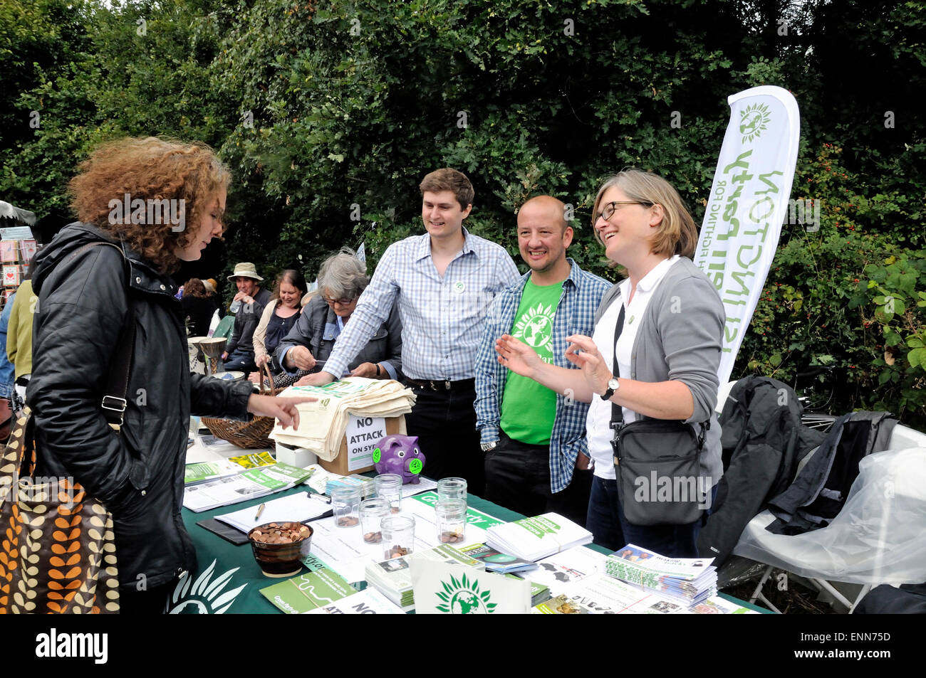 Des militants du Parti vert sur la stalle, Gillespie Park Festival, London Borough of Islington Royaume-uni Grande-Bretagne Banque D'Images